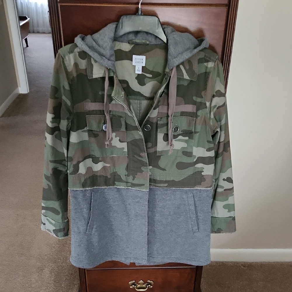 Evereve Camouflage and Gray Hooded Jacket